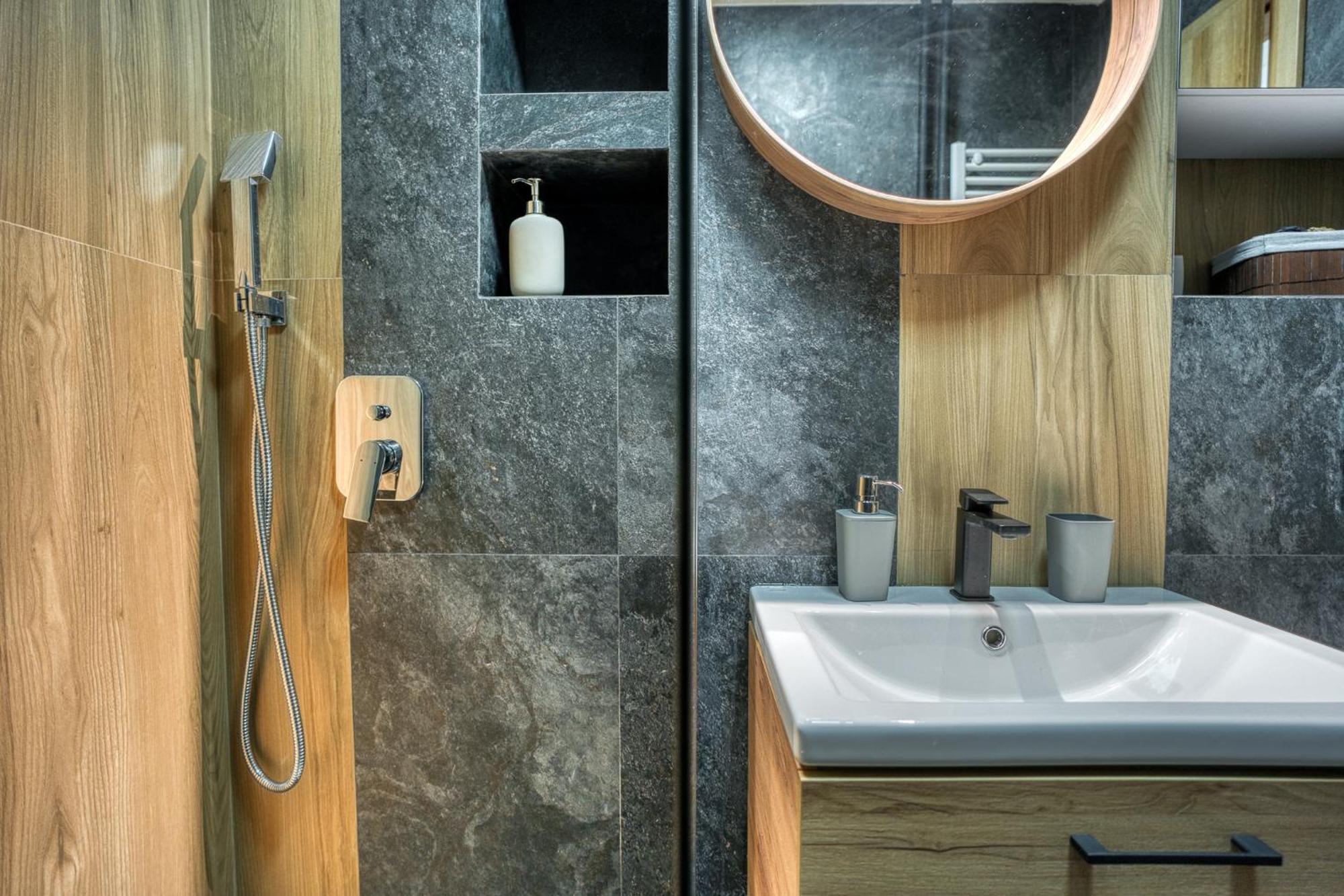 City Chic Retreat: Newly Renovated 1Br Apartment Bucharest Luaran gambar